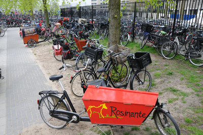 814539 Afbeelding van de tijdelijke fietsenstalling op het Smakkelaarsveld te Utrecht.